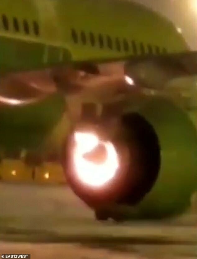 Видео: двигатель самолета загорелся за несколько минут до взлета