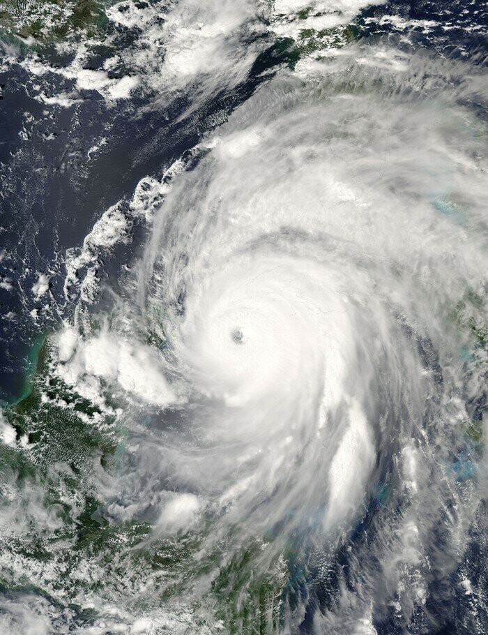 4. Ураган «Иван» (NASA/Jacques Descloitres)