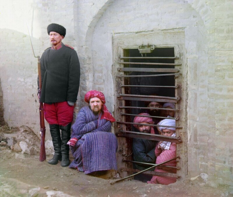 Тюремные надзиратели и заключенные в Бухарском Эмирате, современный Узбекистан. 1907.