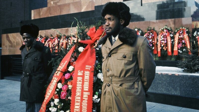 Члены делегации Народного движения за освобождение Анголы возлагают венок к Мавзолею В.И. Ленина в Москве, 8 апреля 1976 года.