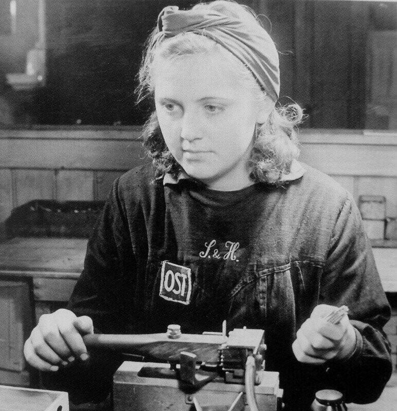 Портрет подневольной работницы из СССР на заводе фирмы Siemens & Halske. 1943 год.