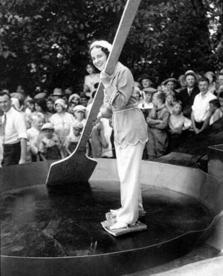 Женщина в гигантской сковороде с беконом, привязанным к её ногам, 1931 год 