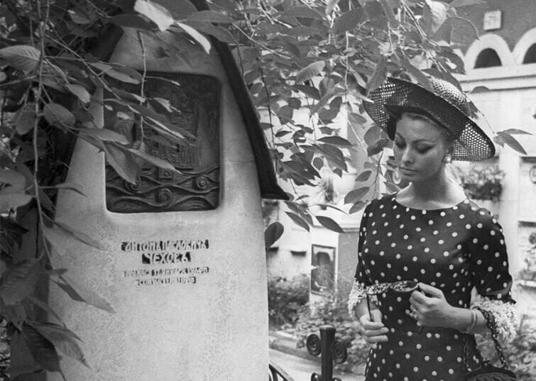 Софи Лорен на могиле Антона Павловича Чехова, 1965 год 