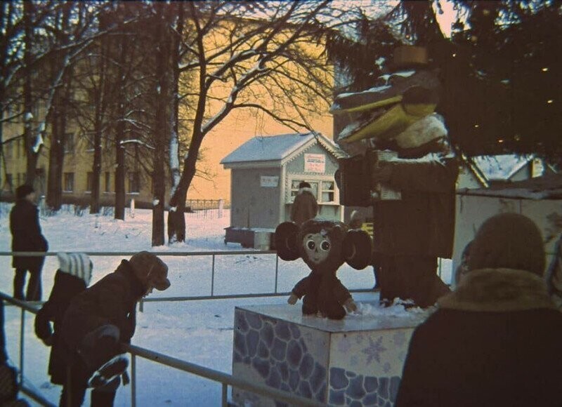 Крокодил Гена и Чебурашка пользовались такой бешеной популярностью, что приходилось ограждать их от фанатов, Нижний Новгород, 1980 г.