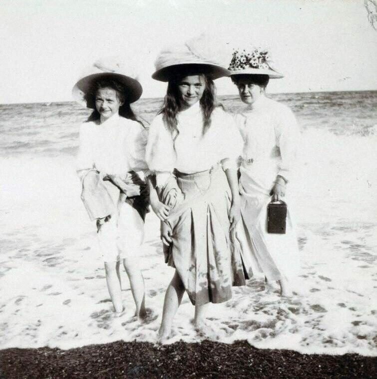 Великие княжны Татьяна и Ольга Романовы на пляже, Финляндия, 1908 год 