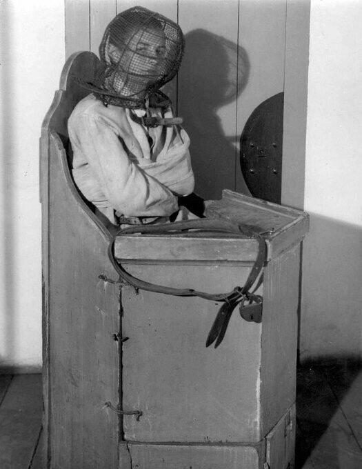 Сумасшедший стул в голландской психиатрической больнице, 1938 год. Применялся для усмирения наиболее буйных и неподконтрольных пациентов