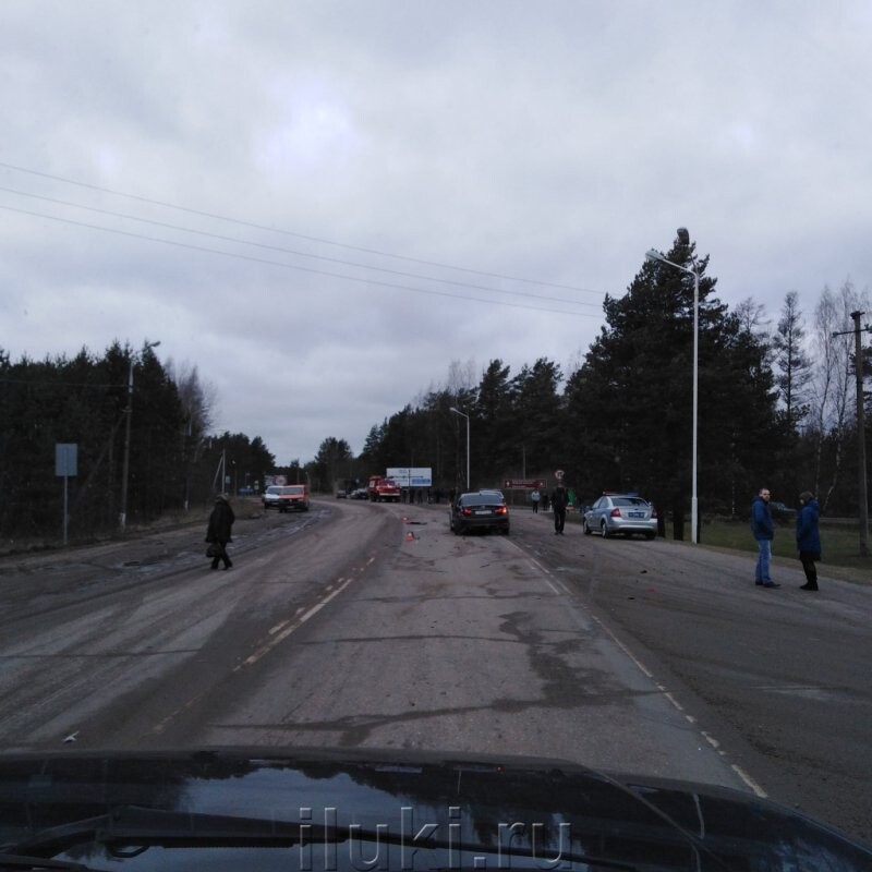 Авария дня. Лихач на "Фольксвагене" устроил ДТП в Псковской области
