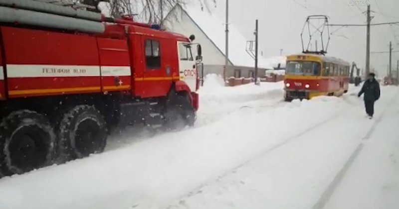 В Барнауле трамвай вытащил из сугроба застрявший грузовик МЧС