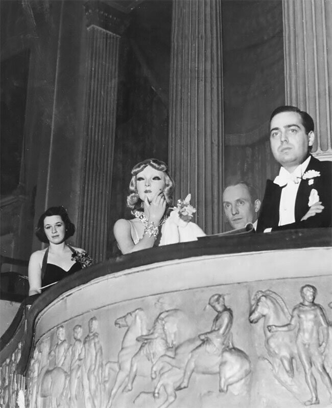 Синтия и Лестер Габа в ложе театра, 1939 г.