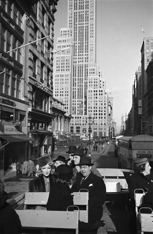 Лестер Габа и Синтия едут по Нью-Йорку, 1937 г.