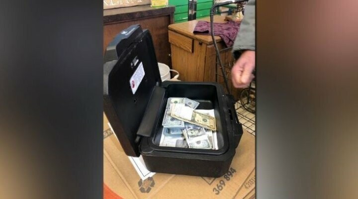 Мужчина нашел более 40 000 долларов в диване, который купил на барахолке
