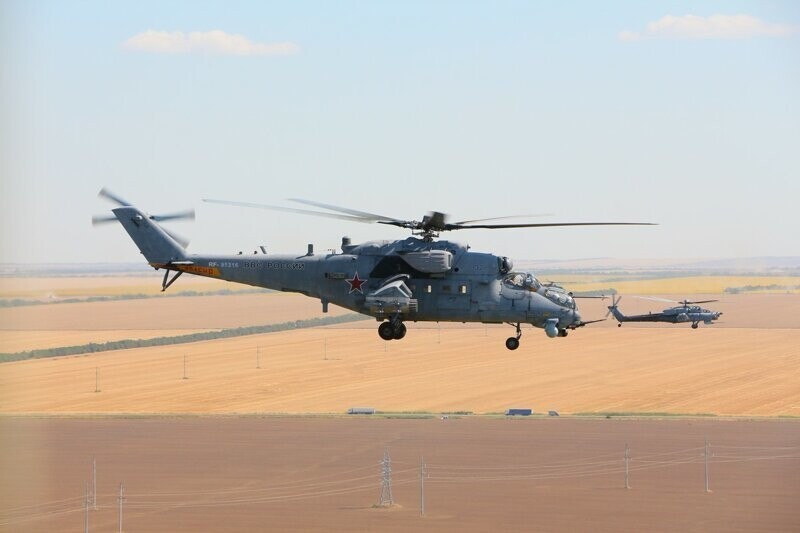 Экипажи вертолётов отработали полёты в сложных погодных условиях в небе над Крымом
