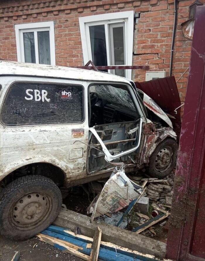 Авария дня. Пьяный водитель протаранил жилой дом в Краснодарском крае