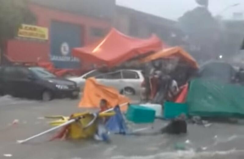 Поторговали и поплавали:  наводнение смыло сотни торговых палаток в Бразилии