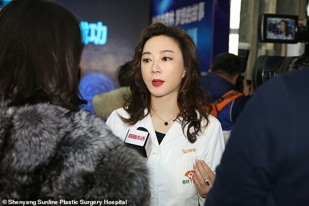 Главный врач клиники Ши Линчжи (на фото) сказала, что операция стоимостью 500000 юаней (около 4,5 млн рублей) была проведена бесплатно, а собранные средства пойдут на реабилитацию пациентки