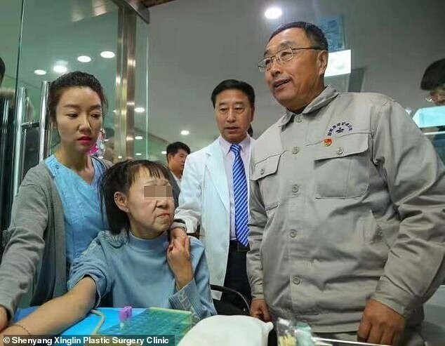 Филантроп Гуо Мингю (справа) связался с клиникой пластической хирургии Sunline в Шэньяне и организовал для Сяо сбор средств