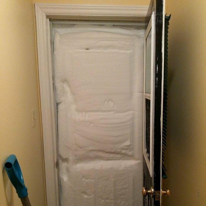 1. "Что-то мне уже не смешно. На мою входную дверь намело столько снега, что из-за него зазвонил дверной звонок. Нет, все-таки смешно!"