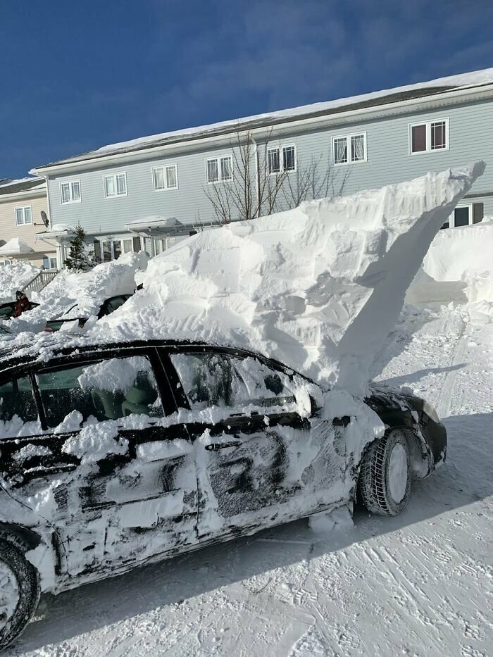 13. "Ну все, машину откопали. Осталось только пара движений дворниками, чтобы смахнуть снежок с лобового стекла!"