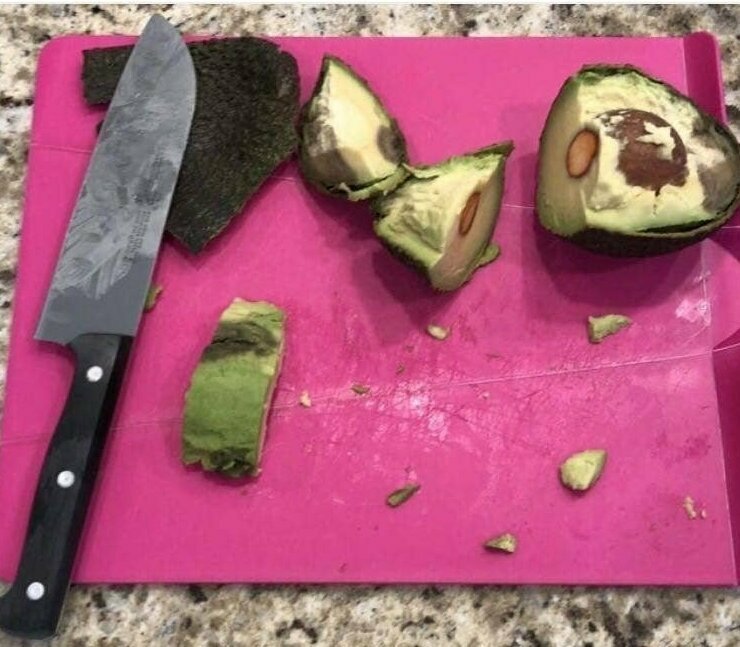 "Посмотрите, как моя жена порезала дочери на обед авокадо. Как будто она в первый раз его видит!"