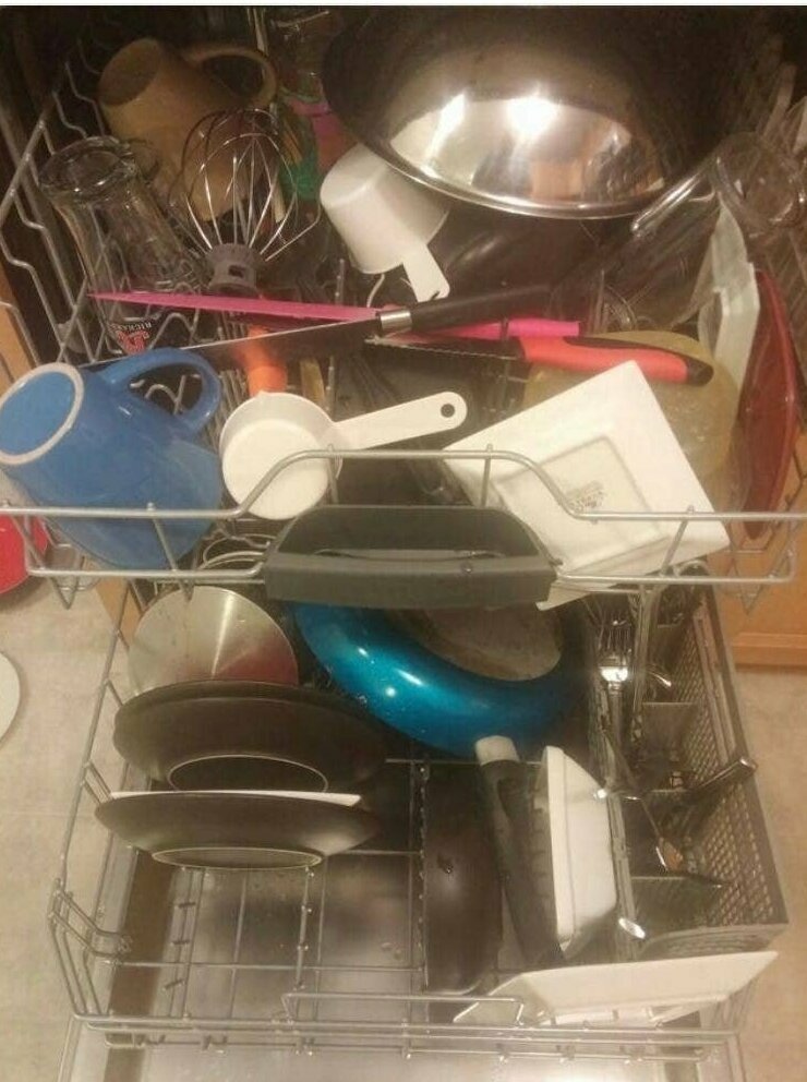 "Посмотрите, как моя жена загружает посудомойку!"