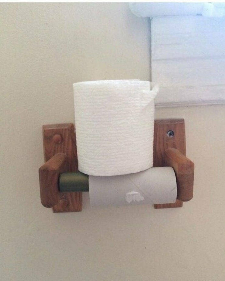 "Вот так моя жена меняет туалетную бумагу"