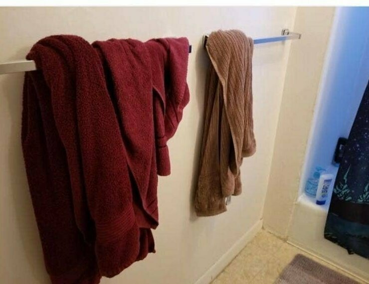 "Так муж вешает мокрое полотенце. И дочка в него пошла"
