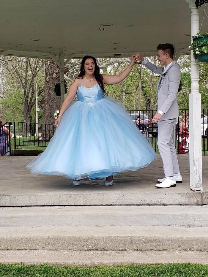 Парень сшил выпускное платье подруге, у которой не было денег на "платье мечты"