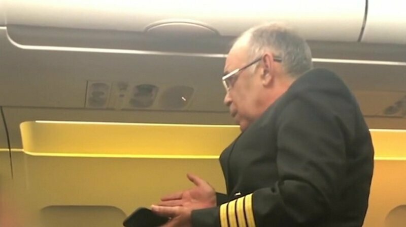 Азербайджанского пилота, покинувшего кабину ради общения, отстранили от полетов