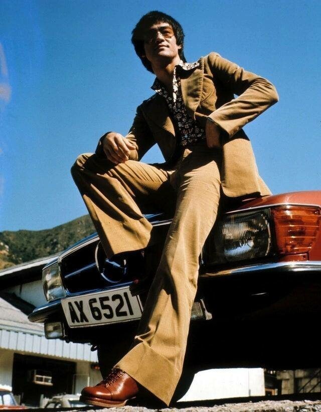 Брюс Ли сидит на капоте своего Мерседеса, 1972