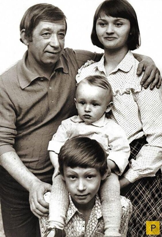 Борислав и Екатерина Брондуковы с сыновьями, 1980 год