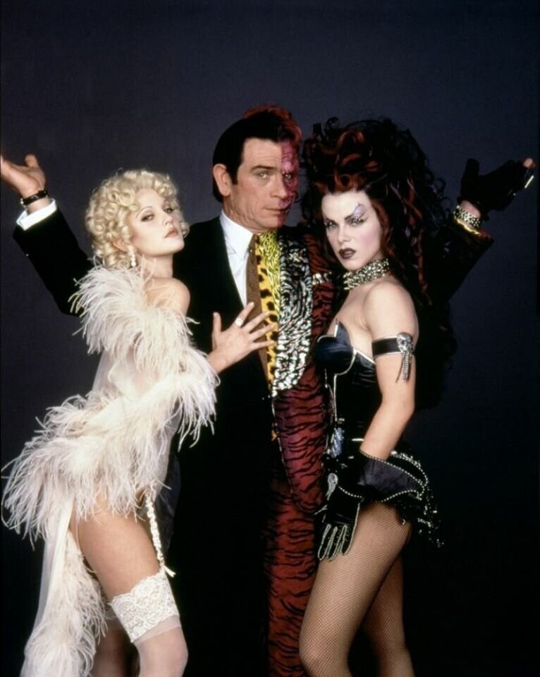1995: рекламная фотография. Дрю Бэрримор, Томми Ли Джонс и Деби Мазар из «Бэтмен навсегда». 