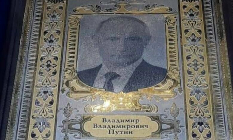 «Икона» Путина в комплекте со святителем Николаем поступила в продажу в Пулковском аэропорту