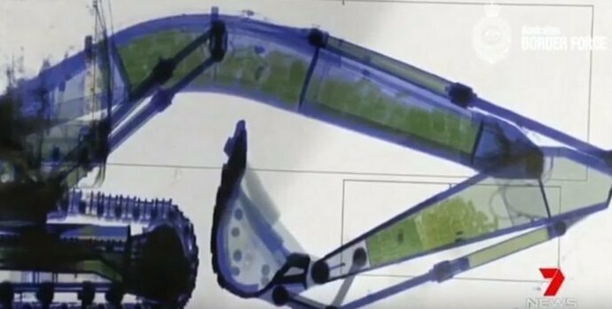 6. Не только людям делают. Благодаря рентгену экскаватора, удалось найти спрятанные в нем 400 кг запрещенных веществ