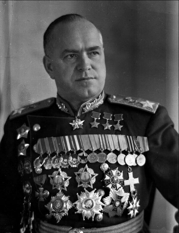 Четырежды Герой Советского Союза (по статуту ордена его можно было присуждать только три раза) Георгий Жуков был награжден еще 34 советскими орденами (не считая двух Георгиевских крестов 3-й и 4-й степени)