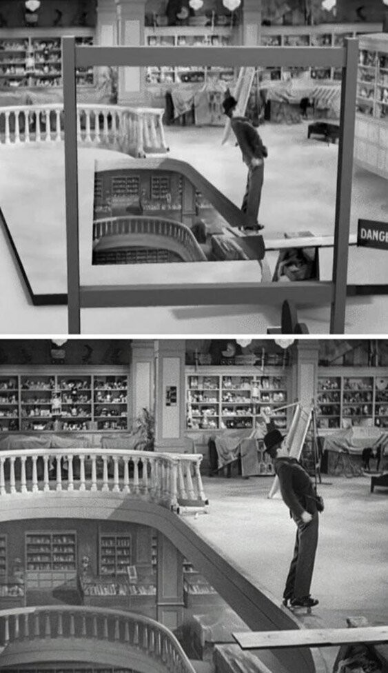 В фильме Чарли Чаплина "Новые времена" (1936) сцена с катанием на роликах была сделана с помощью фотографии на стекле в рамке