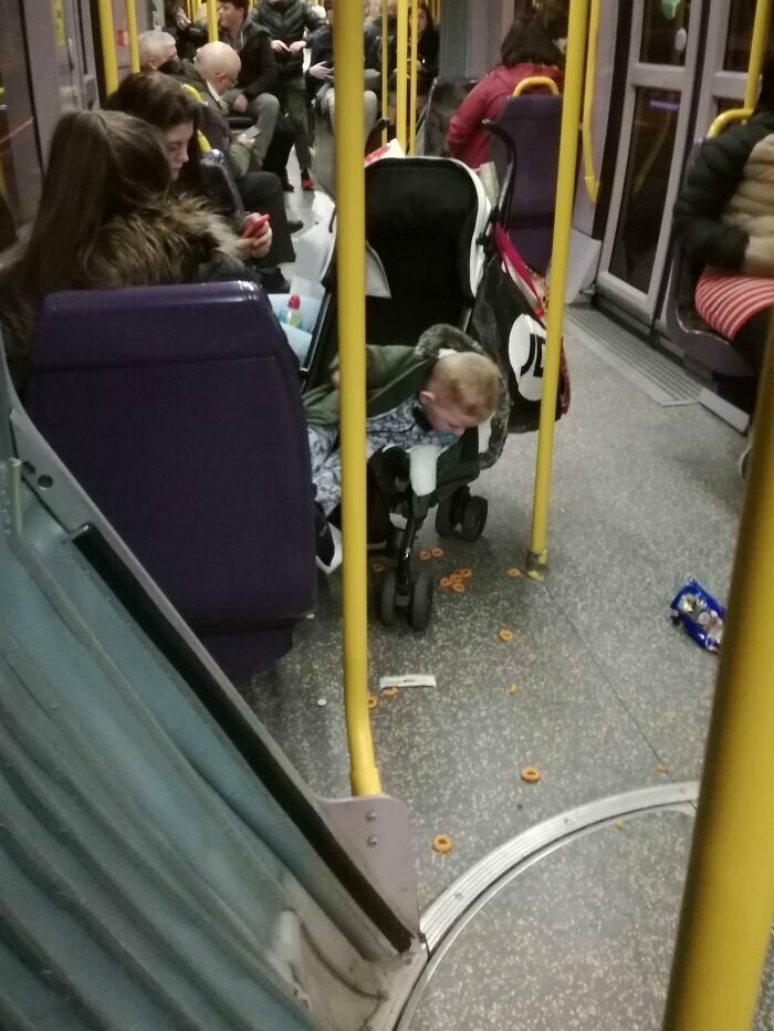 "Ехал в метро рядом с мамашкой, которая молча позволяла своему ребенку разбрасывать еду по вагону"