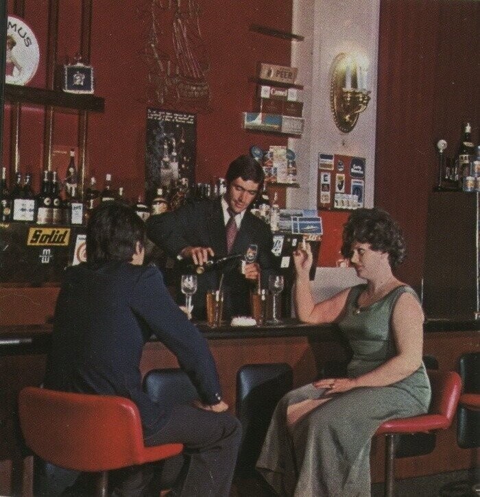 В баре гостинцы Астория, 1970–е годы, Ленинград. 