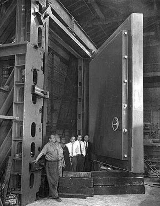 Дверь в бункер для конгрессменов на случай ядерной войны. Западная Вирджиния. США. 60-е. 
