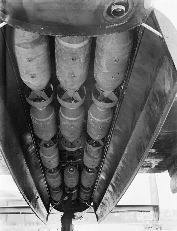 Бомбоотсек английского бомбардировщика Авро Ланкастер с встроенной в него фотокамерой для проверки результатов бомбометания. 