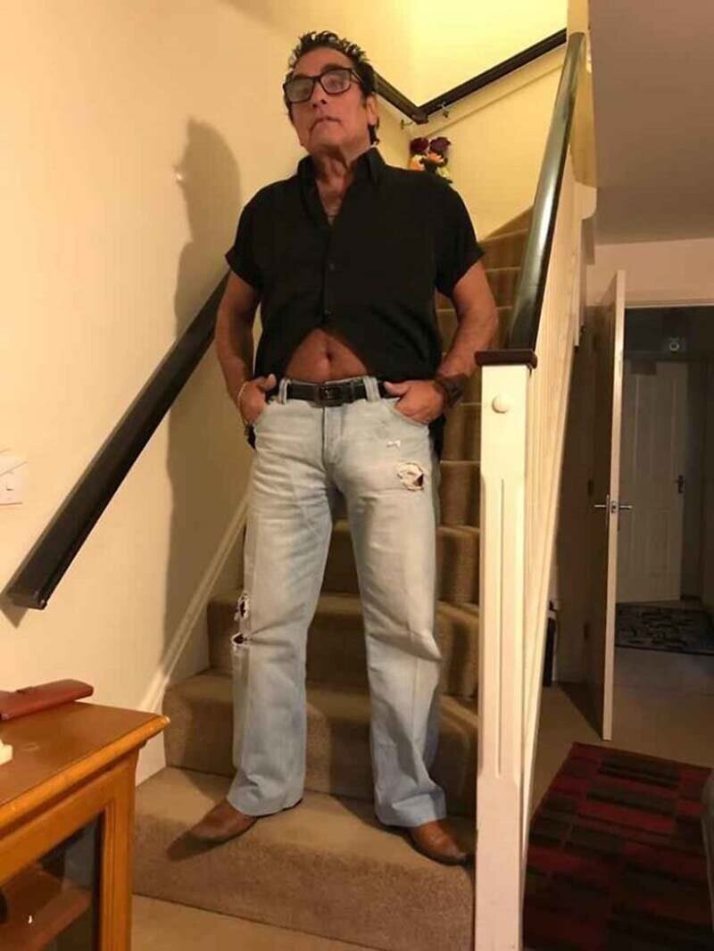 Дедушка устроил горячую фотосессию, чтобы продать свои джинсы