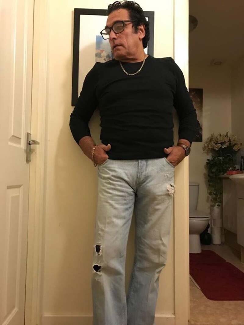 Дедушка устроил горячую фотосессию, чтобы продать свои джинсы