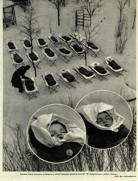 Младенцы спят на улице во дворе больницы для укрепления иммунной системы, Москва, СССР, 1958 год
