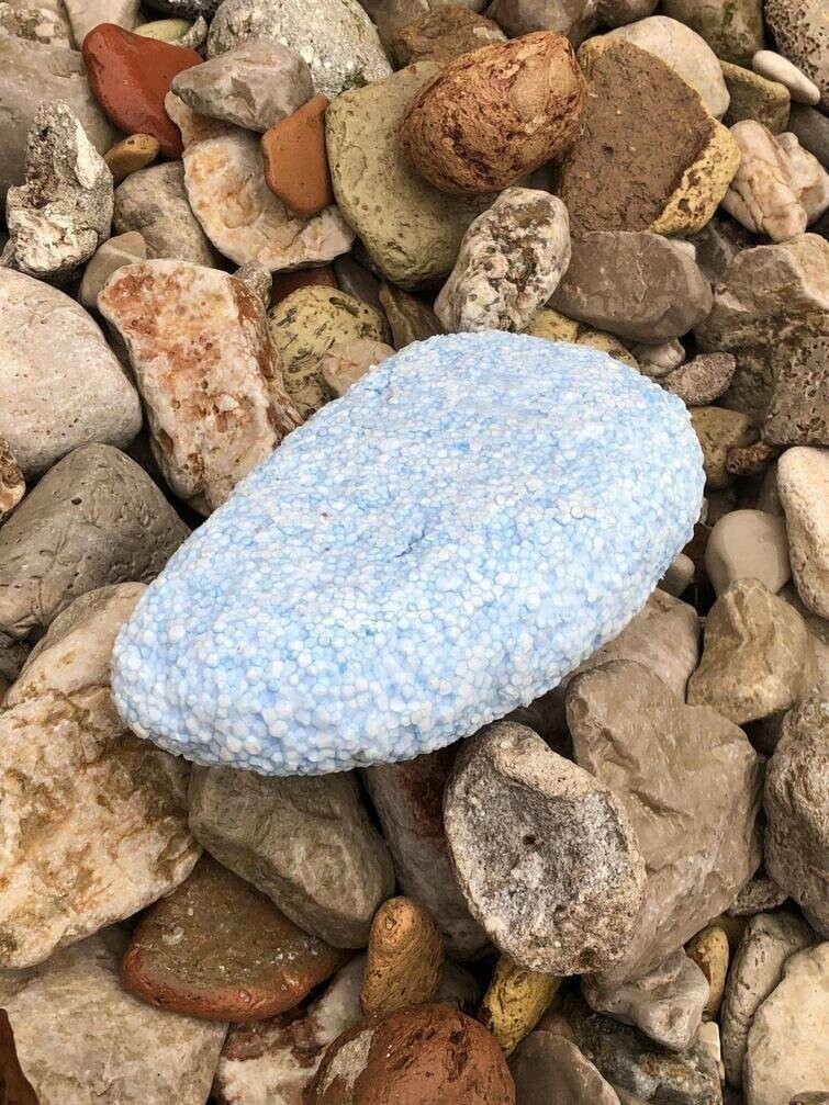 Этот кусок пенопласта так долго плавал в океане, что стал похож на камень