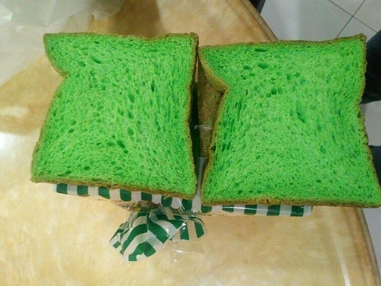 "В Малайзии продаётся зелёный хлеб с добавлением листьев пандана"