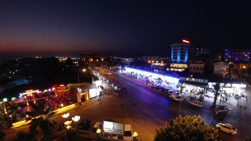 Город Сиде : ночью все только начинается