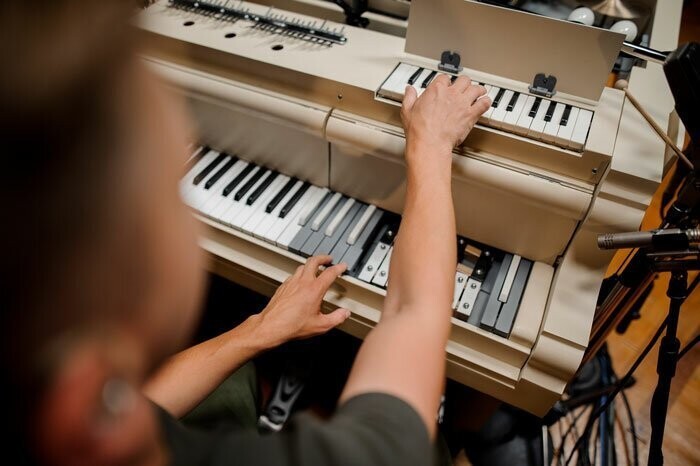 Группа из Украины объединила 20 музыкальных инструментов в одном рояле