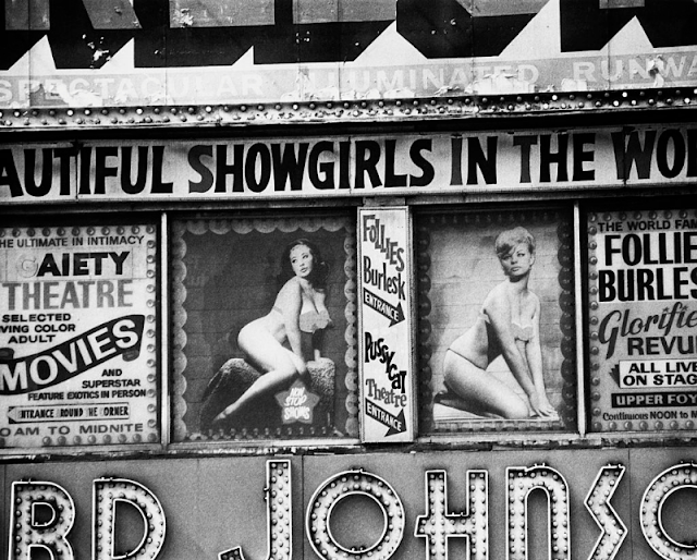 Рекламные афиши бурлеск-шоу, Таймс-сквер, Нью-Йорк, 1975 г.