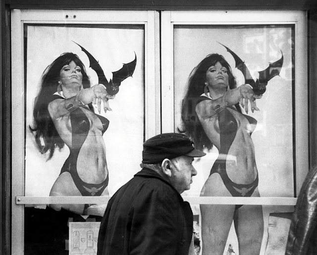 Вывески на улице Нью-Йорка, 1981 г.