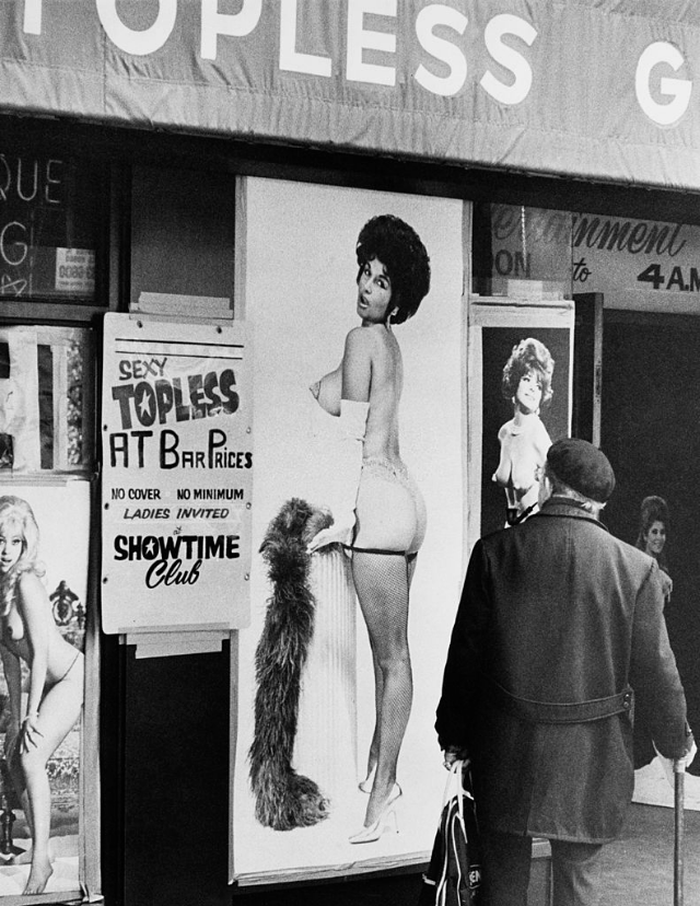 Вход в топлесс-бар, Таймс-сквер, Нью-Йорк, 1975 г.