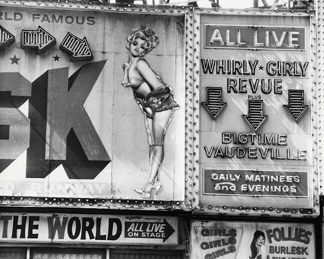 Вывески стриптиз-клубов "Whirly Girly Revue" и "Bigtime Vaudeville", пересечение 46-й улицы и Бродвея, Нью-Йорк, 1978 г.
